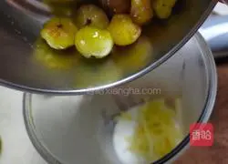 Illustration of how to make blueberry and potato rice cereal 7