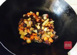 Illustration of how to make bacon braised rice 5