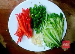 Illustration of making cold noodles with shredded chicken 5