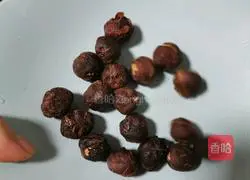 Illustration of how to make longan and red date porridge 4