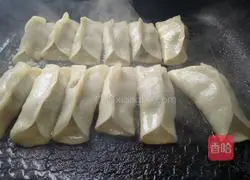 Illustration of how to make pot stickers 2
