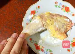 Illustration of how to make salt-baked chicken and braised egg claypot rice 1