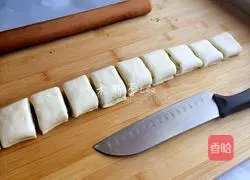 Illustration of how to make sweet bean noodle flower rolls 11