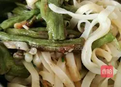 Illustration of how to make braised noodles with olives and beans 5