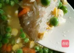 Illustration of how to make peas and corn braised rice 2