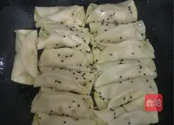 Illustration of how to make corn meat pot stickers 14