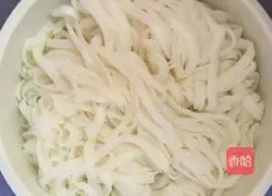 Three fresh rice noodles Illustration of how to do it 2