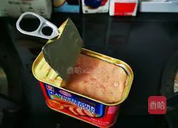 Illustration of how to cook rice noodles in a microwave oven in eight minutes