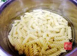 Illustration of how to make Italian spiral noodles 5