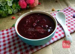 Illustration of how to make black glutinous rice and red date porridge 1