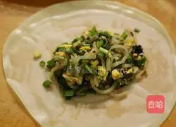 Illustration of how to make chive spring rolls 11