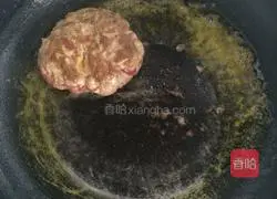 Illustration of how to make beef burgers 4