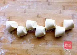 Illustration of how to make pig's trotters flower rolls 6