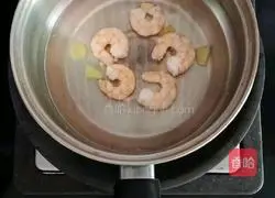 Illustration of how to make shrimp and pea porridge (baby food supplement) 4