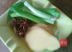 Illustration of how to make shredded chicken cold noodles 3