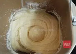 Illustration of how to make low-sugar milk-flavored steamed buns in a bread machine and microwave oven 1