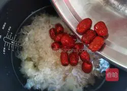 Illustration of how to make red dates, white fungus and millet porridge 4