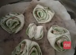 Illustration of how to make two-color flaxseed pink flower rolls 10