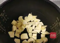 Illustration of how to make black rice and purple sweet potato porridge 4