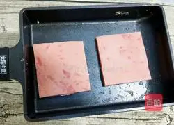 Illustration of making triangular rice balls 3