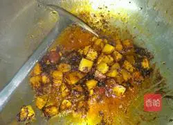 Illustration of how to make potato and sausage braised rice 5