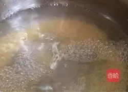 Illustration of how to make preserved egg, vegetable and millet porridge 2