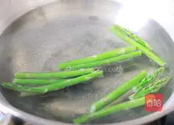 Illustration of how to make egg and salmon rice balls 2