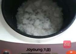 Illustration of how to make salted duck egg white, ham sausage and white rice porridge 3