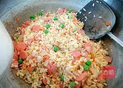 Illustration of how to make bacon and corn sausage baked rice 12