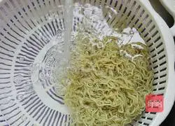 How to make instant noodle burgers Illustration 6