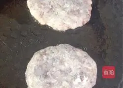 Illustration of how to make shrimp burgers 4