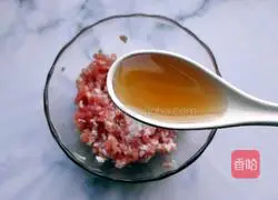 Illustration of how to make preserved egg and lean meat porridge 3