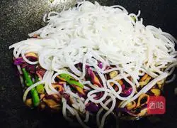 Eating Rice Noodles in Various Ways—Illustration of How to Make Black Pepper Fried Rice Noodles 8