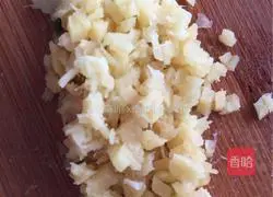 Illustration of how to make braised rice with diced beans and pork in a long vat 6