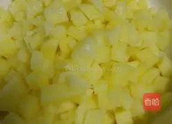 Illustration of how to make braised green beans with three diced noodles 3