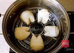 Illustration of how to make pig's trotters flower rolls 18