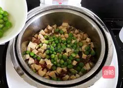 Illustration of how to make braised rice with king oyster mushroom and sausage 11