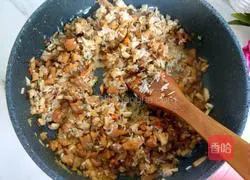 Illustration of how to make mushroom, carrot and chicken porridge 12