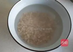 Illustration of how to make oatmeal, snow pear and glutinous rice porridge 2