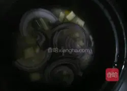 Illustration of how to make bacon clay pot rice 5 