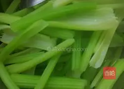 Celery Illustration of how to make meat-stuffed pot stickers 11