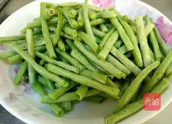 Illustration of how to make braised beans and noodles 1