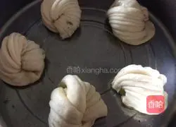 Illustration of how to make scallion rolls 10