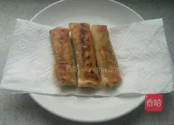 Illustration of how to make spring rolls with chives, eggs and vermicelli 19