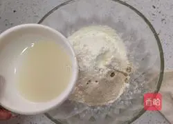 Illustration of how to make lollipop flower rolls 4