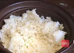 Illustration of how to make leftover clay pot rice 1