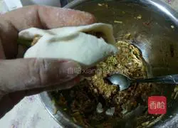 Illustration of how to make pork and zucchini pot stickers 12
