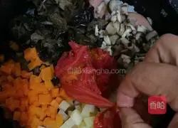 Illustration of how to make braised rice with one tomato 14