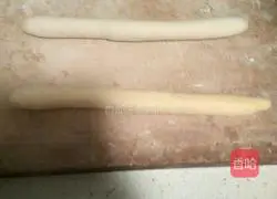 Illustration of how to make rose rolls 1