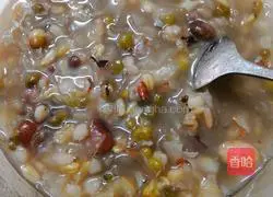 Illustration of how to make snow fungus and eight-treasure porridge 5